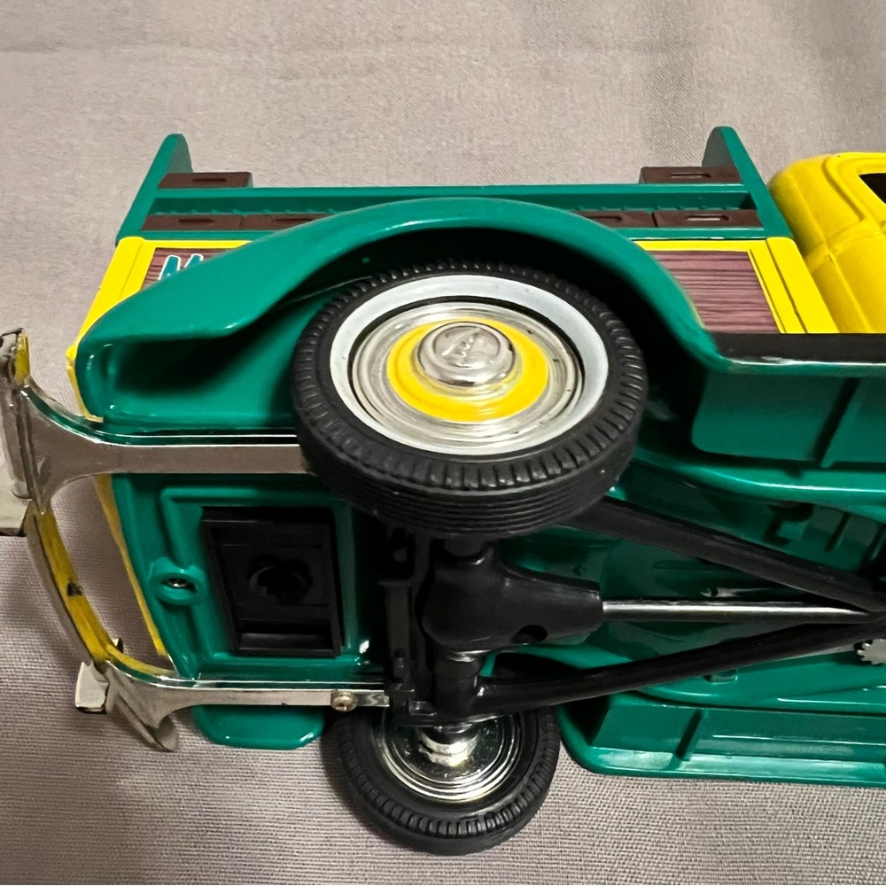 Golden Wheel Diecast 1940 Ford Bank Mountain Dew Ya-hooo! Metal Truck - Picture 10 of 11